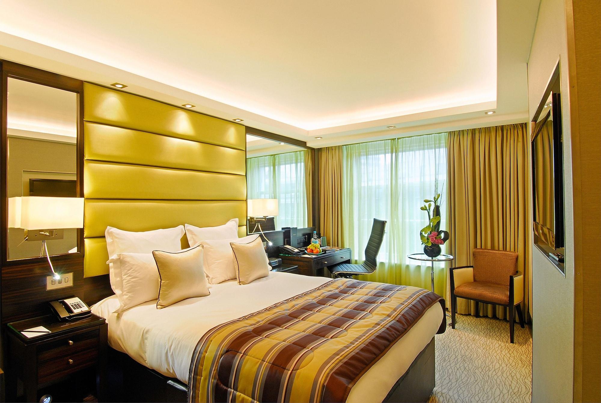 Montcalm Mayfair, Autograph Collection London Kültér fotó A bedroom at the InterContinental London The O2