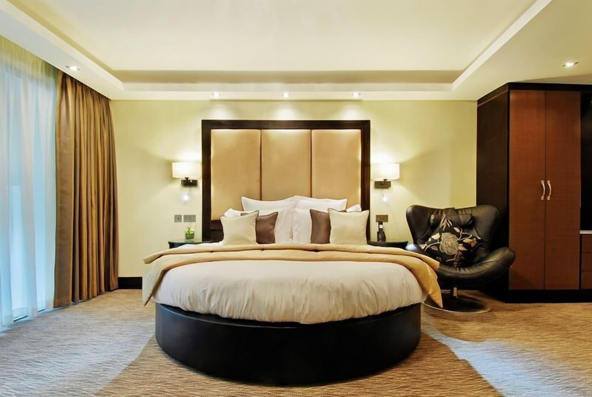 Montcalm Mayfair, Autograph Collection London Szoba fotó A bedroom at the Taj Bengal