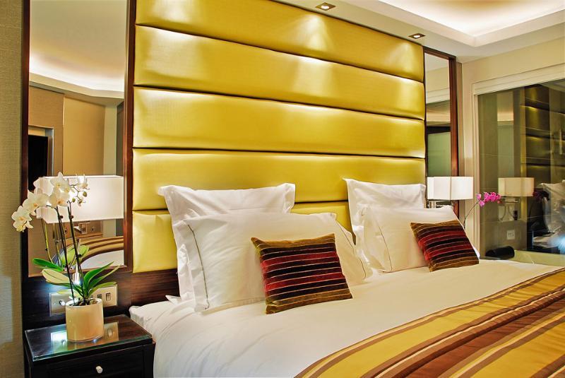 Montcalm Mayfair, Autograph Collection London Kültér fotó A bedroom at the Mandarin Oriental, London
