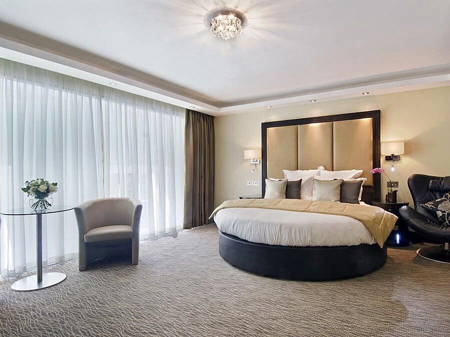 Montcalm Mayfair, Autograph Collection London Kültér fotó A bedroom at the hotel