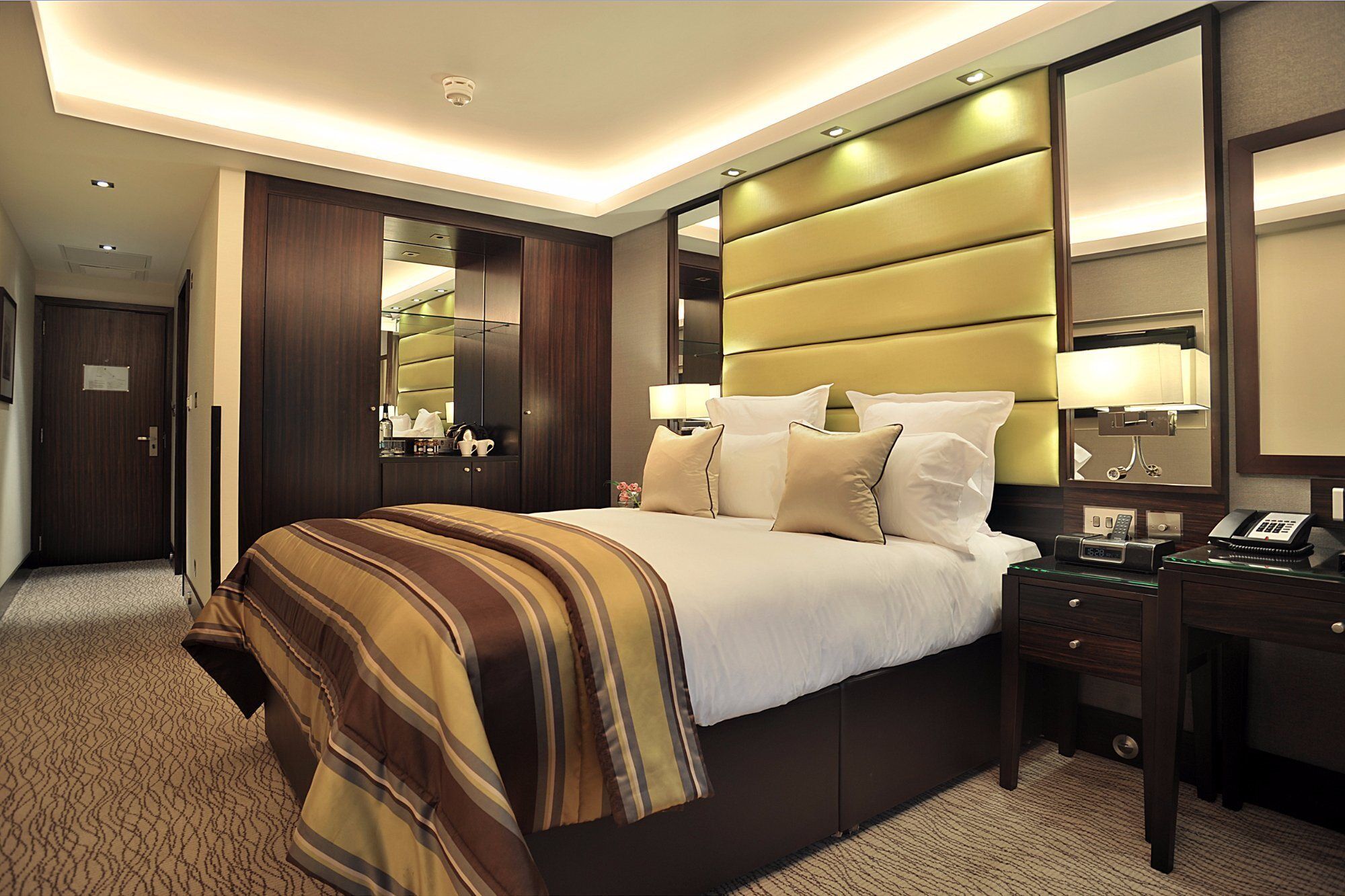 Montcalm Mayfair, Autograph Collection London Kültér fotó A bedroom at the InterContinental London Park Lane